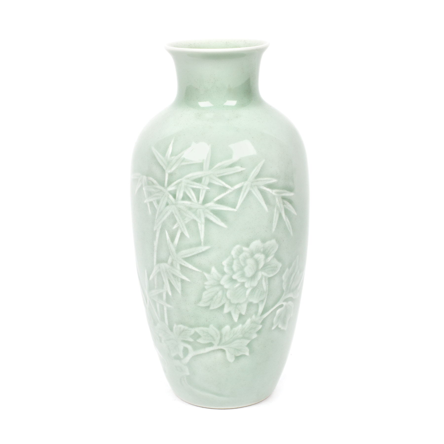 Vas din porțelan celadon, cu decor sculptat în relief, marca retrospectiva Qianlong, perioada Republicană, China, cca. 1912-1949