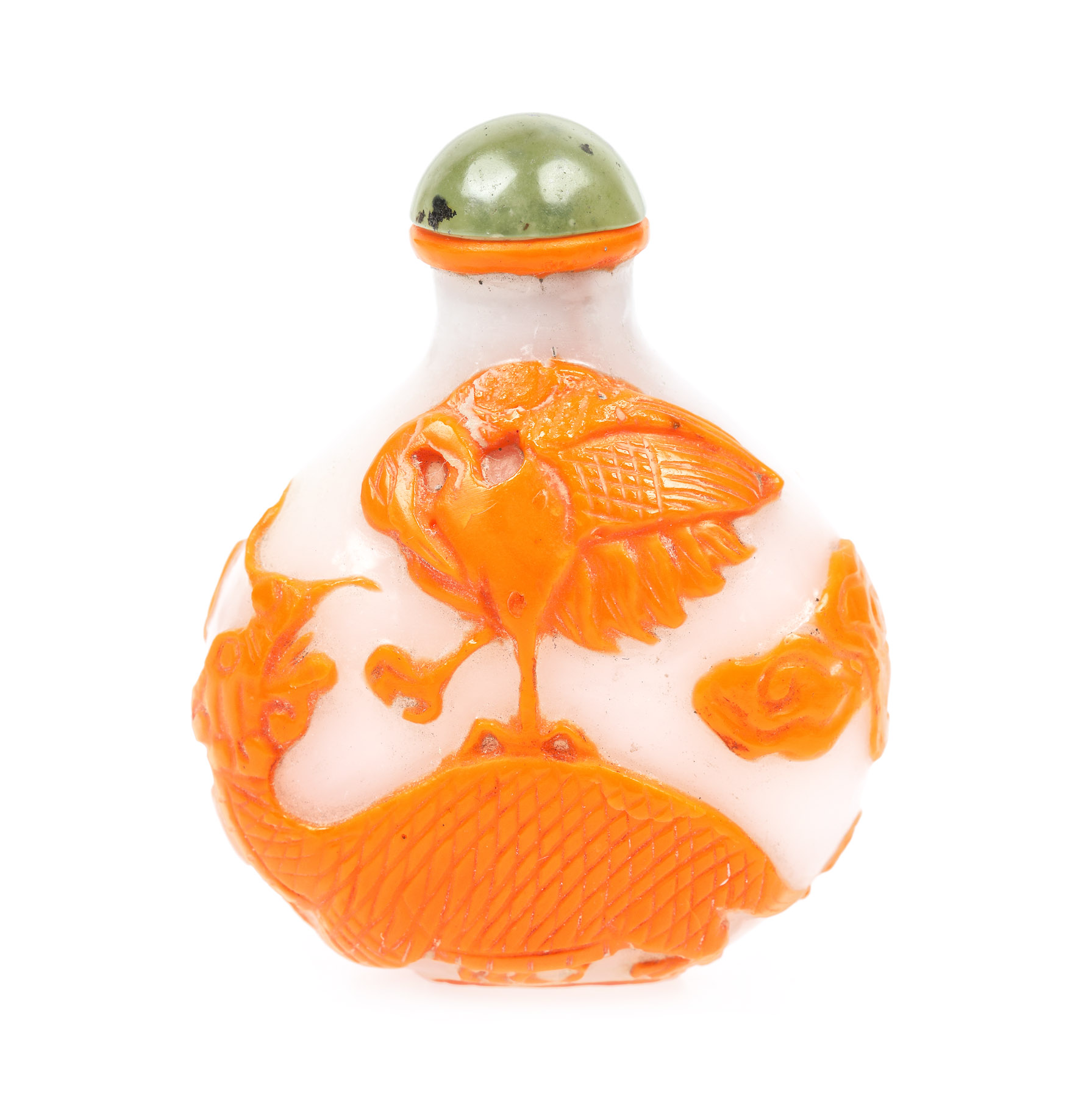 Sticluță pentru prizat din sticlă stratificată, gravată manual, decorată cu motivul cocor și longgui, perioada Qianlong-Jiaqing, China, cca. 1736-1820