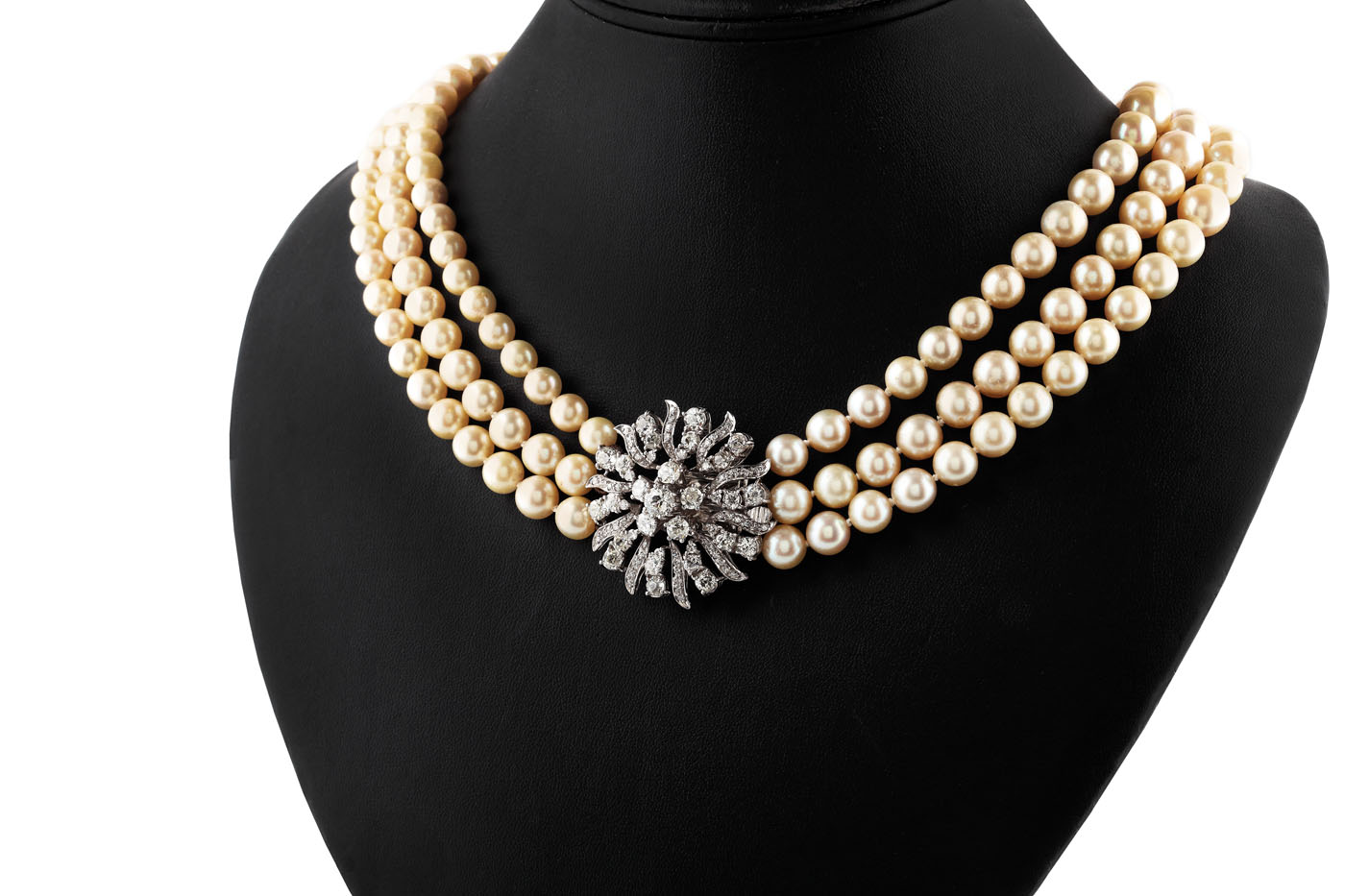 Beautiful pearl necklace with white gold clasp, decorated with diamonds