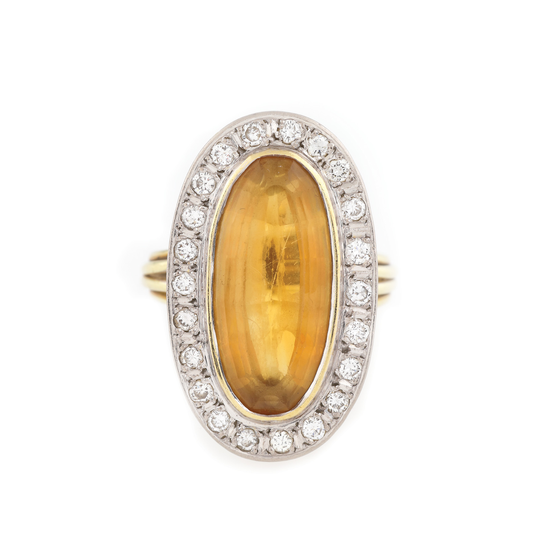 Inel din aur, decorat cu citrin oval în anturaj de diamante