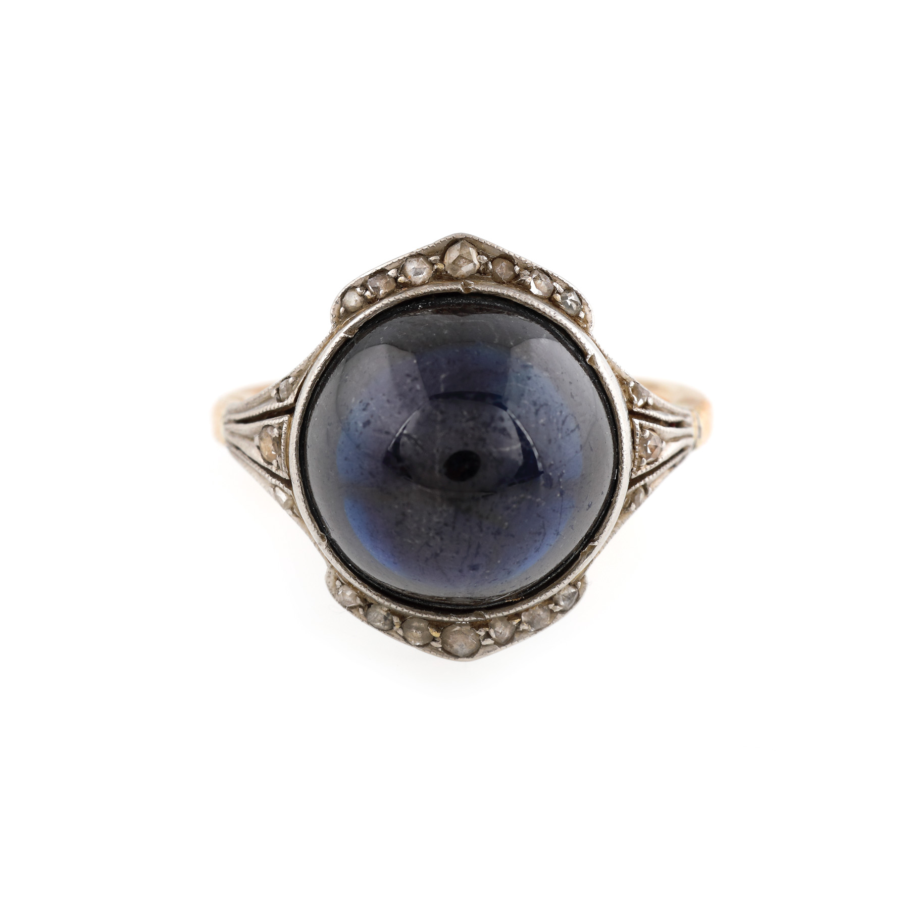 Inel din aur și platină, decorat cu safir caboșon și diamante, cca. 1920