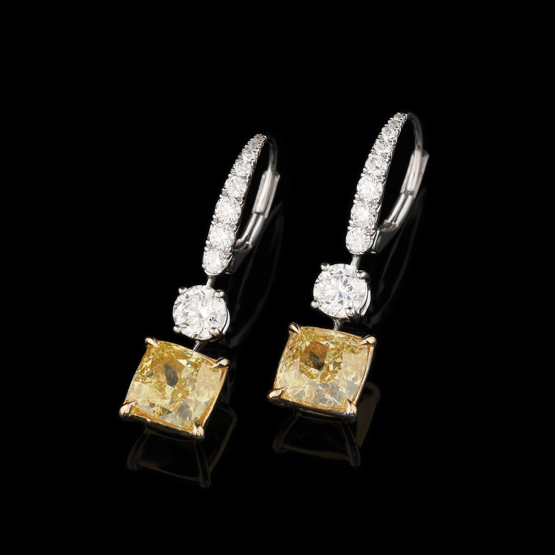 Pereche de cercei din aur în două culori, decorată cu două diamante fancy yellow și briliante, însoțită de certificat GIA