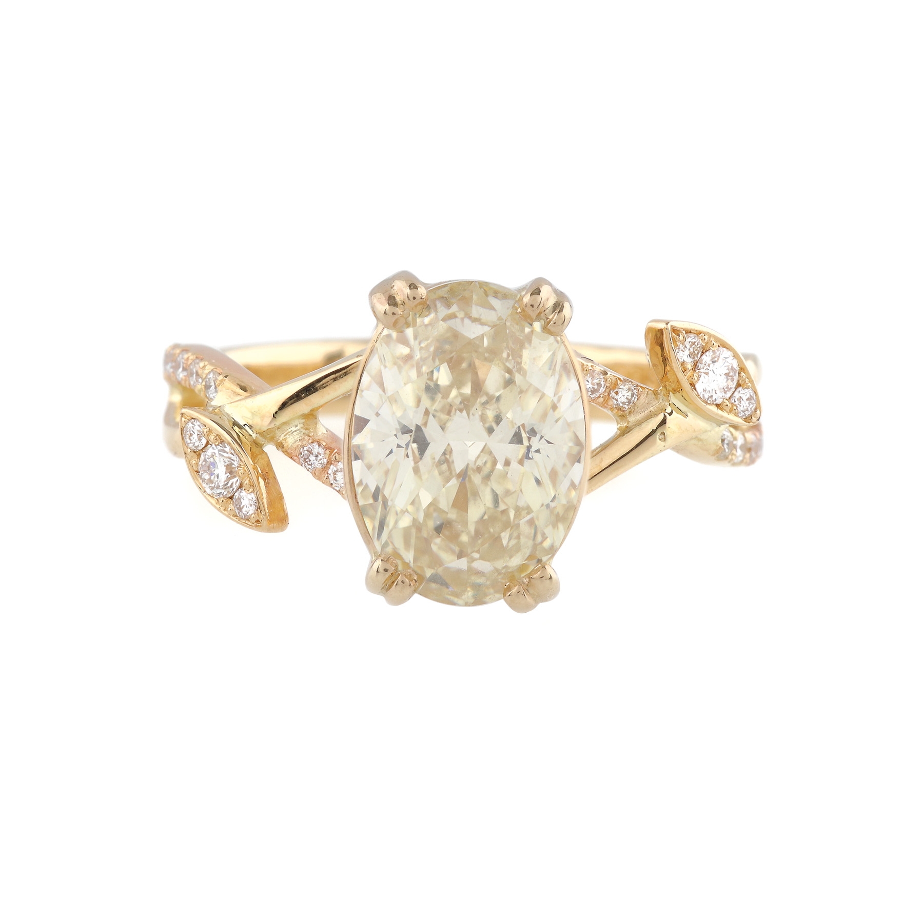 Inel din aur, decorat cu un diamant central 2,55 ct. și briliante
