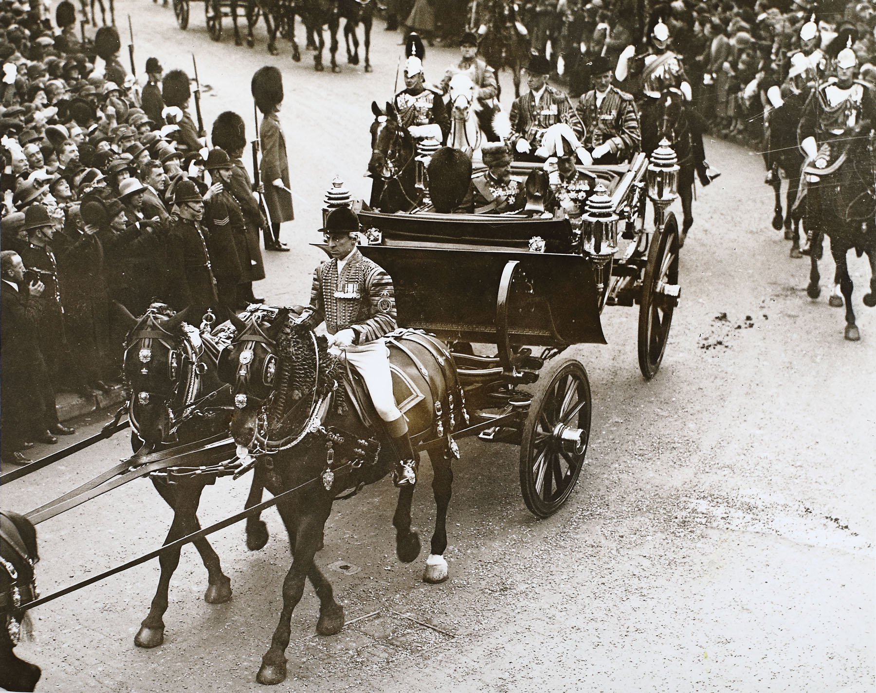 Fotografie de presă ilustrându-i pe Regele Ferdinand al României și pe Regele George al V-lea al Regatului Unit al Marii Britanii plecând din stația Victoria, Londra, 1924
