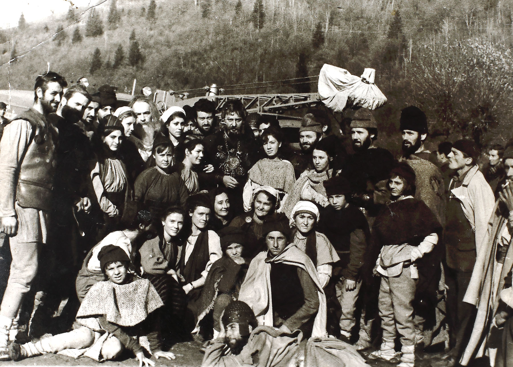 Fotografie ilustrându-l pe actorul Amza Pellea, alături de distribuția filmului ”Dacii” în regia lui Sergiu Nicolaescu, cca. 1965, cu autograful marelui actor