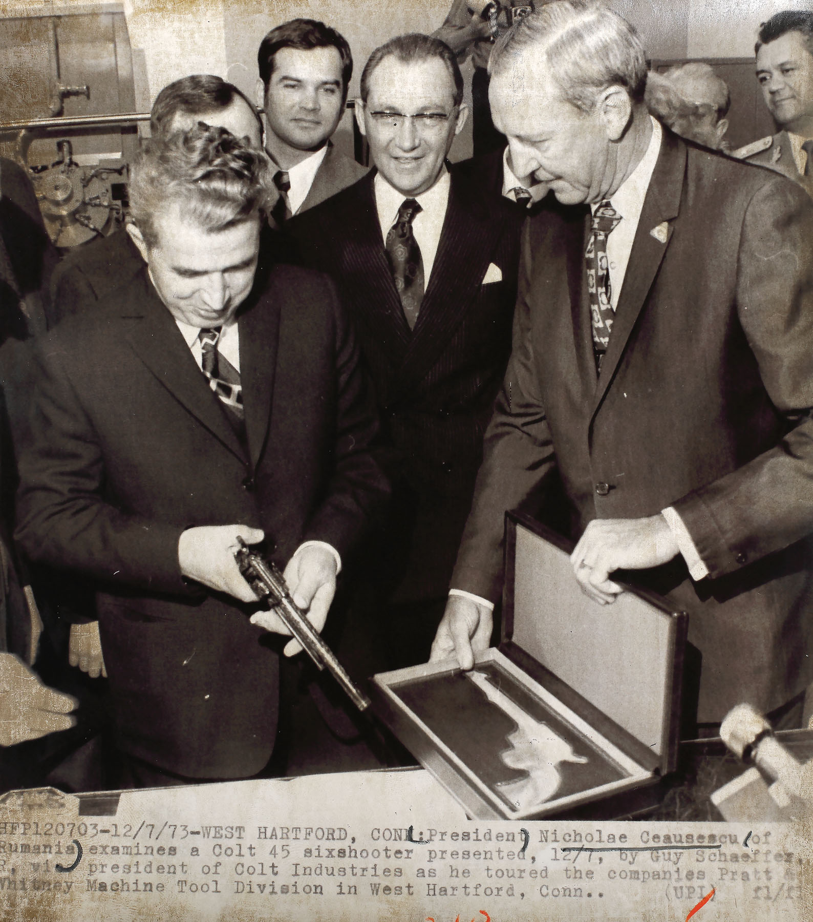Fotografie de presă ilustrându-l pe Nicolae Ceaușeascu admirând legendarul pistol ”Colt 45”, West Hartford, S.U.A., 1973