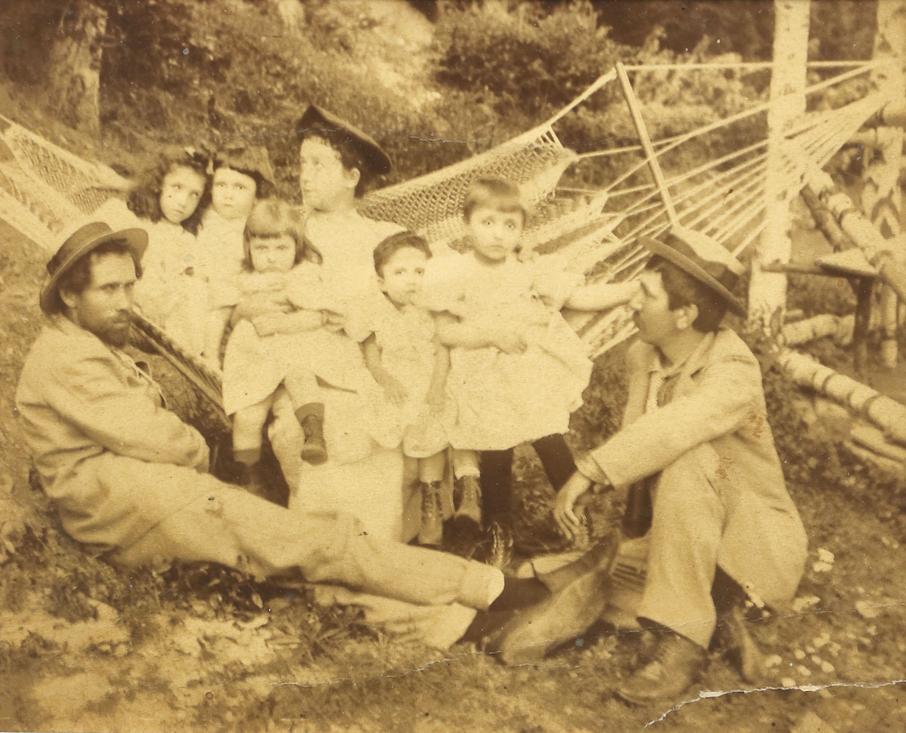 Fotografie de epocă, ilustrându-i pe Barbu Ștefănescu Delavrancea, Ana Delavrancea (soția scriitorului), alături de copiii acestora (Cella, Henrieta, Margareta și Niculina), Alexandru Vlahuță și Margareta Vlahuţă (fiica scriitorului), cca. 1898