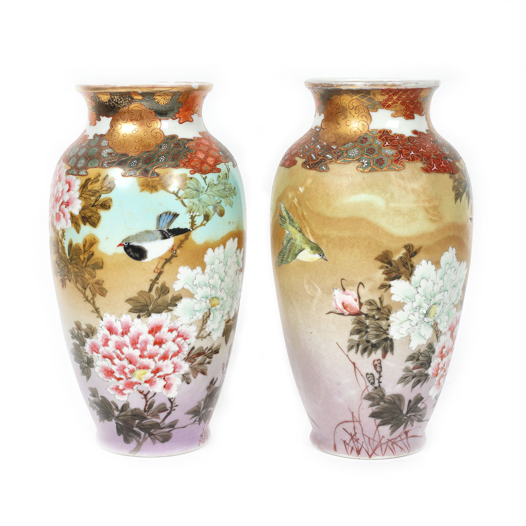 Pereche de vase din ceramică, decorate cu crizanteme, Japonia, mijlocul sec. XX