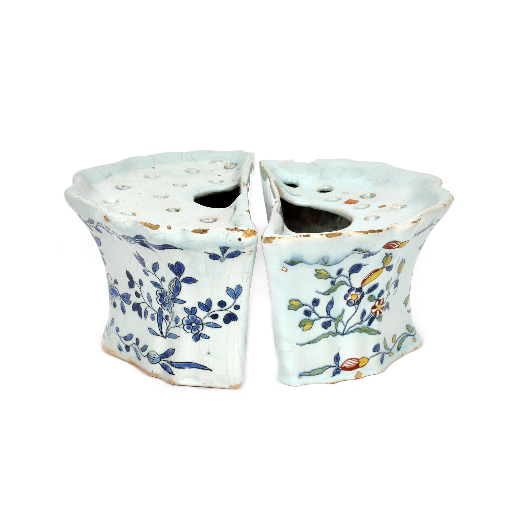 Pereche de cache-pot-uri din ceramică, pictată manual cu motive florale, sec. XIX