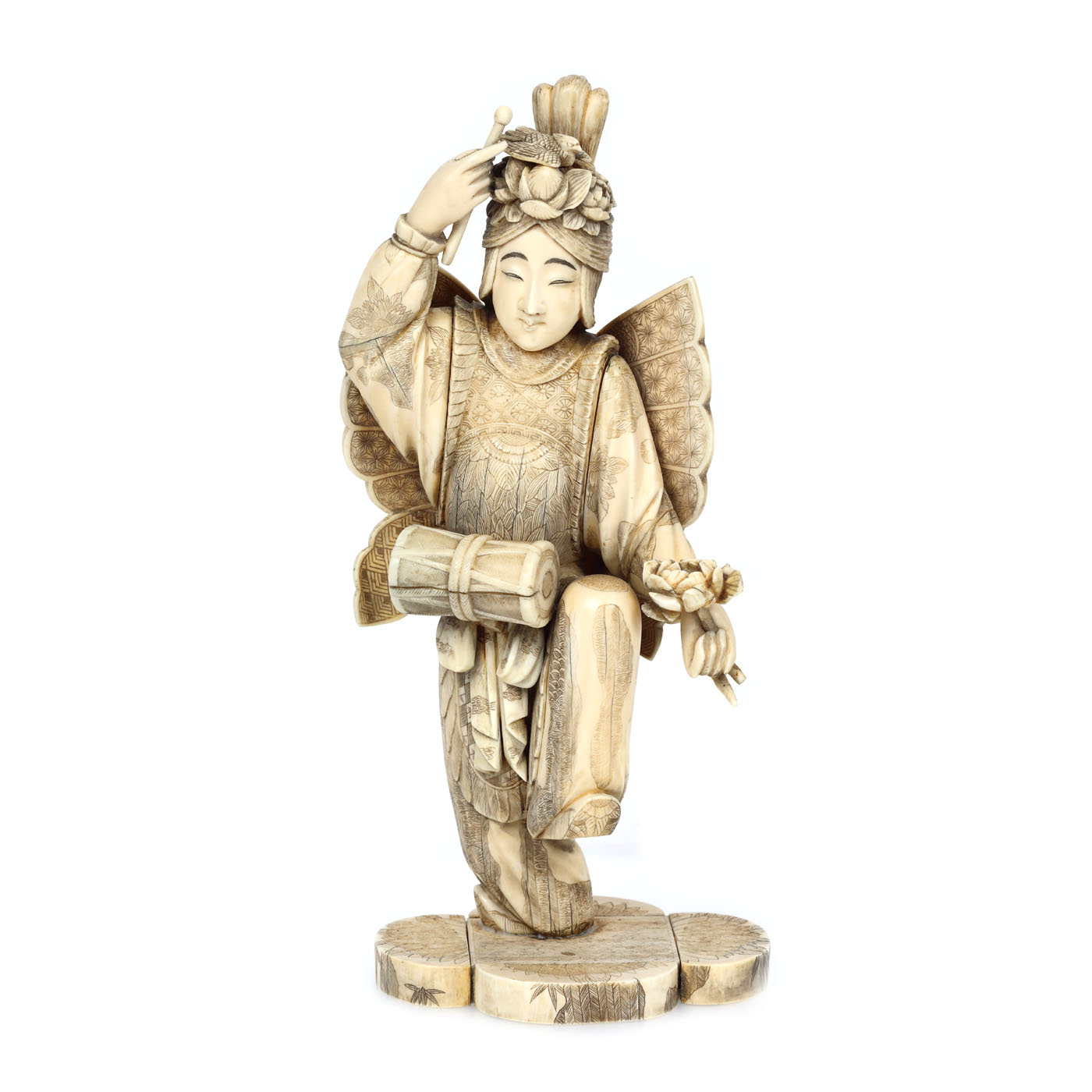 Statuetă din fildeș, reprezentând un nobil cântând la kakko, perioada Meiji, Japonia, începutul sec. XX
