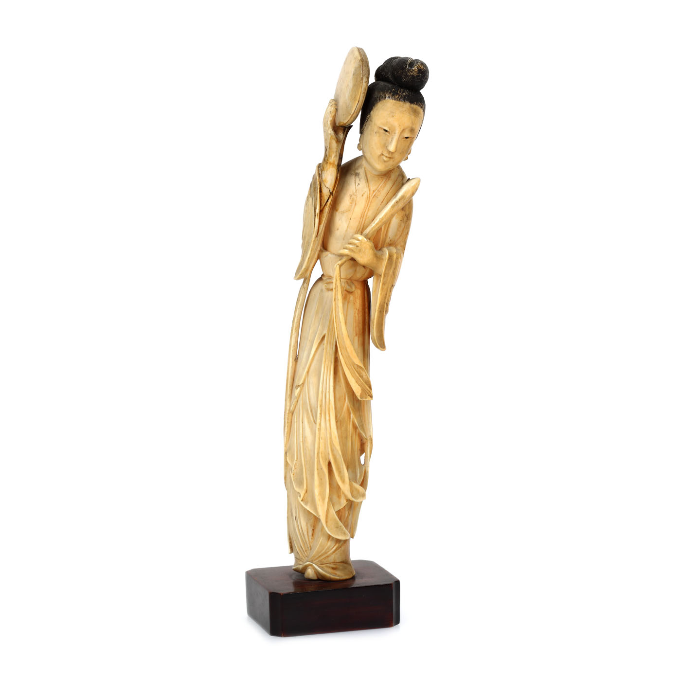 Statuetă din fildeș, reprezentând o tânără curtezană, perioada Meiji, Japonia, începutul sec. XX