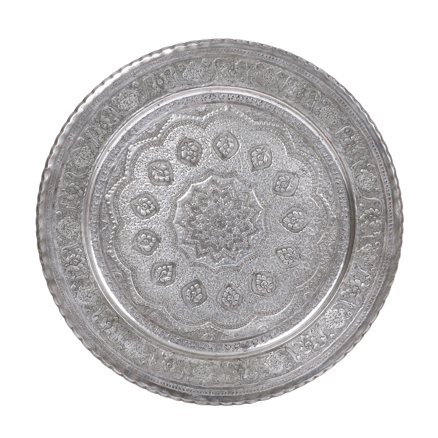 Platou decorativ persan, din bronz si cupru argintate, gravat manual, dinastia Qajar, sec. XIX, piesă de colecție