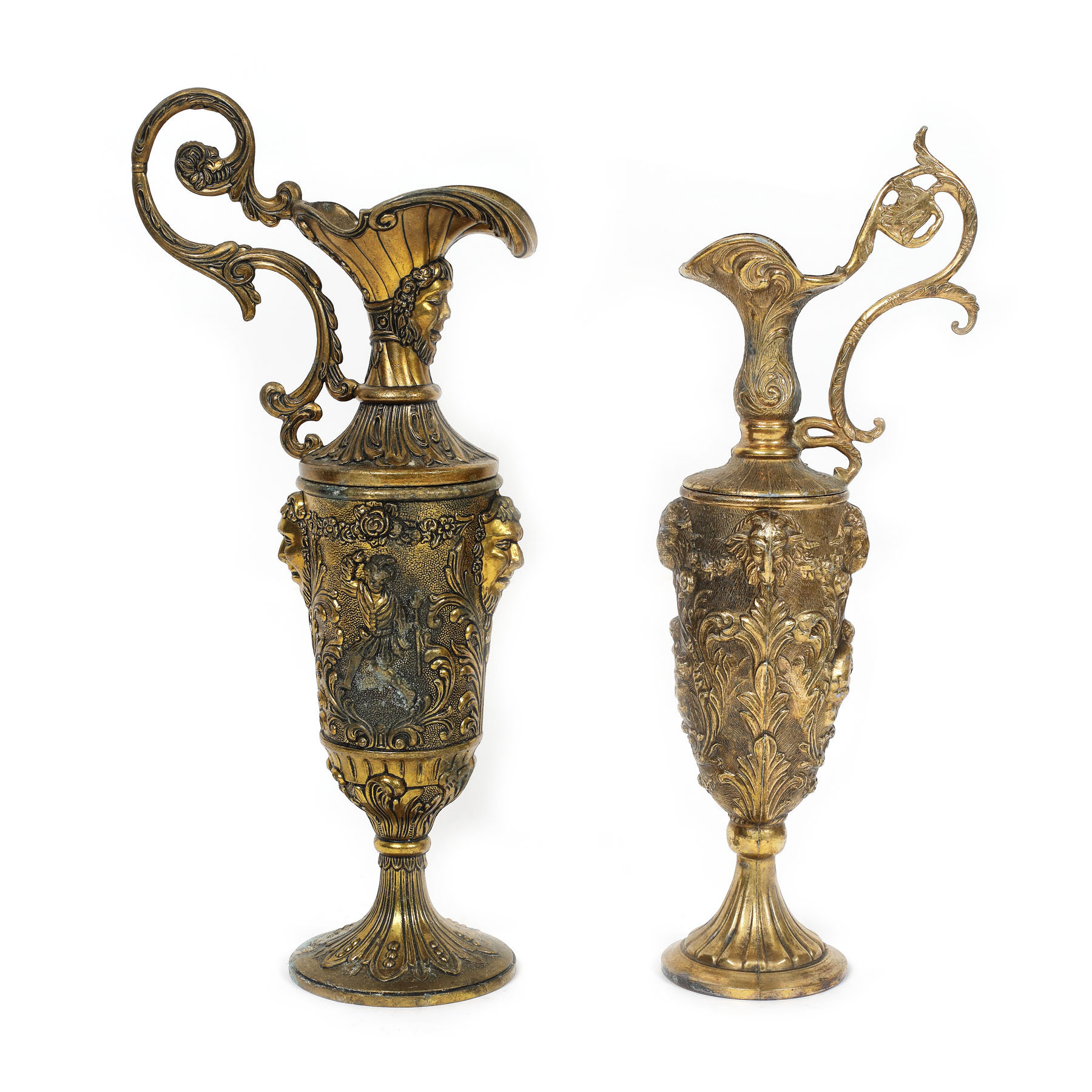 Pereche de vase din metal aurit, ornamentată cu elemente Neo-Renascentiste și mascheroni