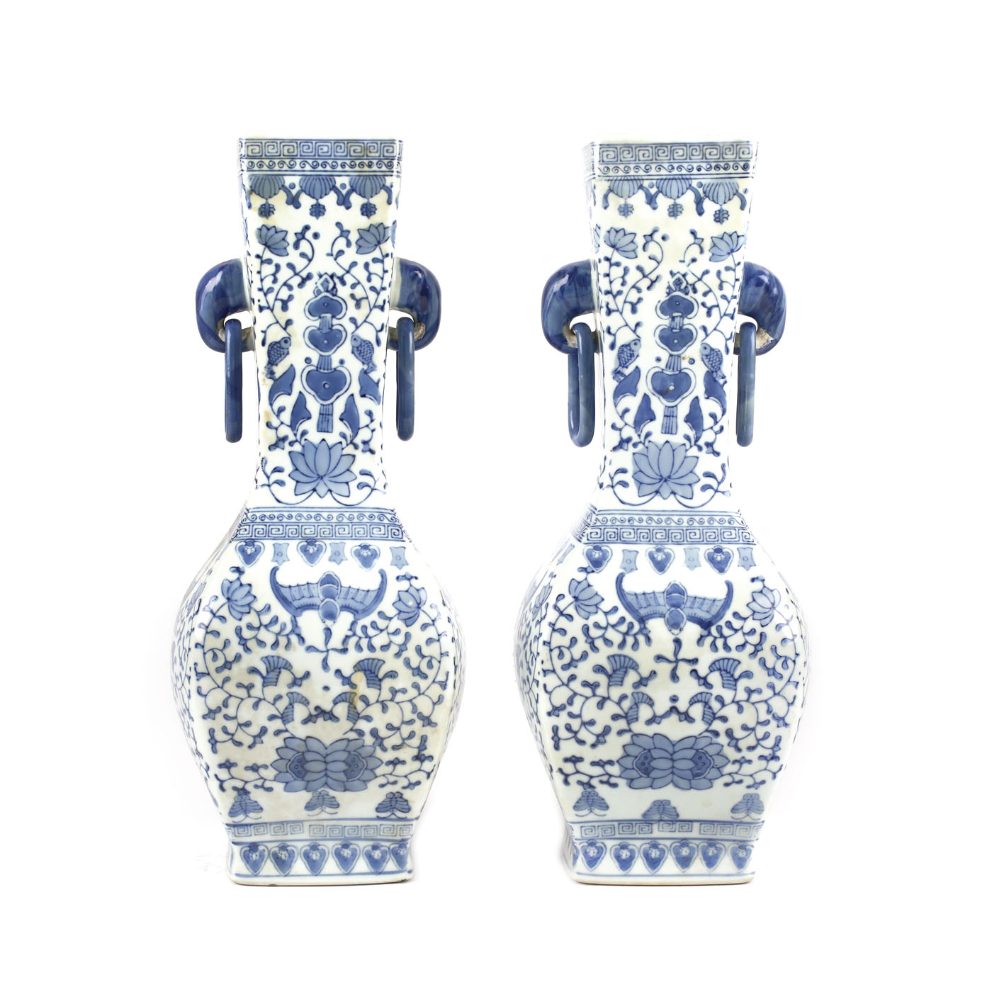 Monumentală pereche de vase din porțelan, decorate cu lotuși și pești, simbol al bunăstării și anse cu protome de elefant, sfârșitul dinastiei Qing, China, începutul sec. XX