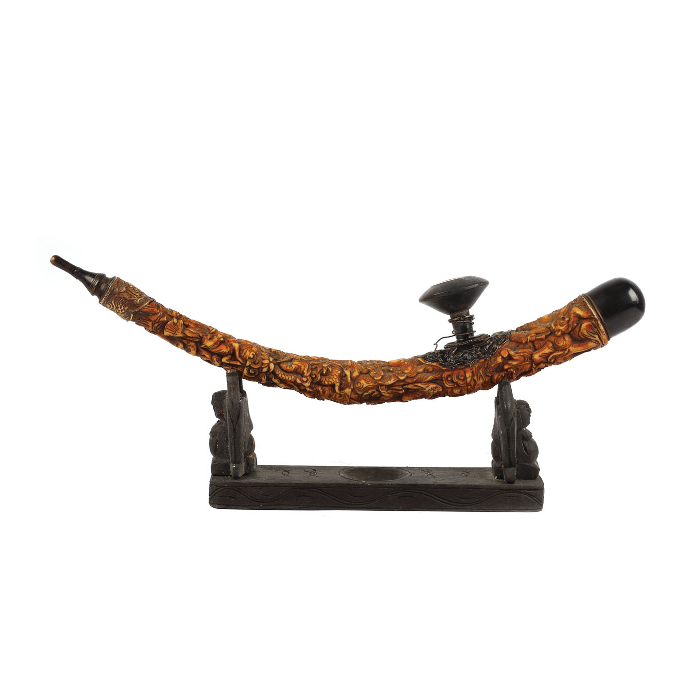 Pipă pentru opium din ivorin și aplicații din bronz, decorată în repoussé, pe suport din lemn exotic sculptat, sfârșitul dinastiei Qing, China, cca. 1900, piesă de colecție