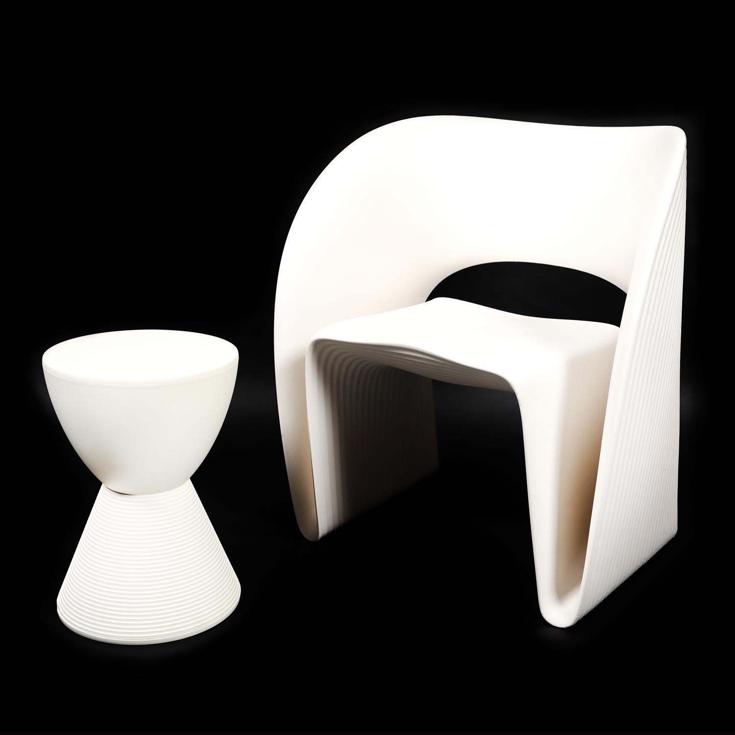 Set format din fotoliu și măsuță Magis, designer Ron Arad, provine din colecția Jean-Philippe Guilbert