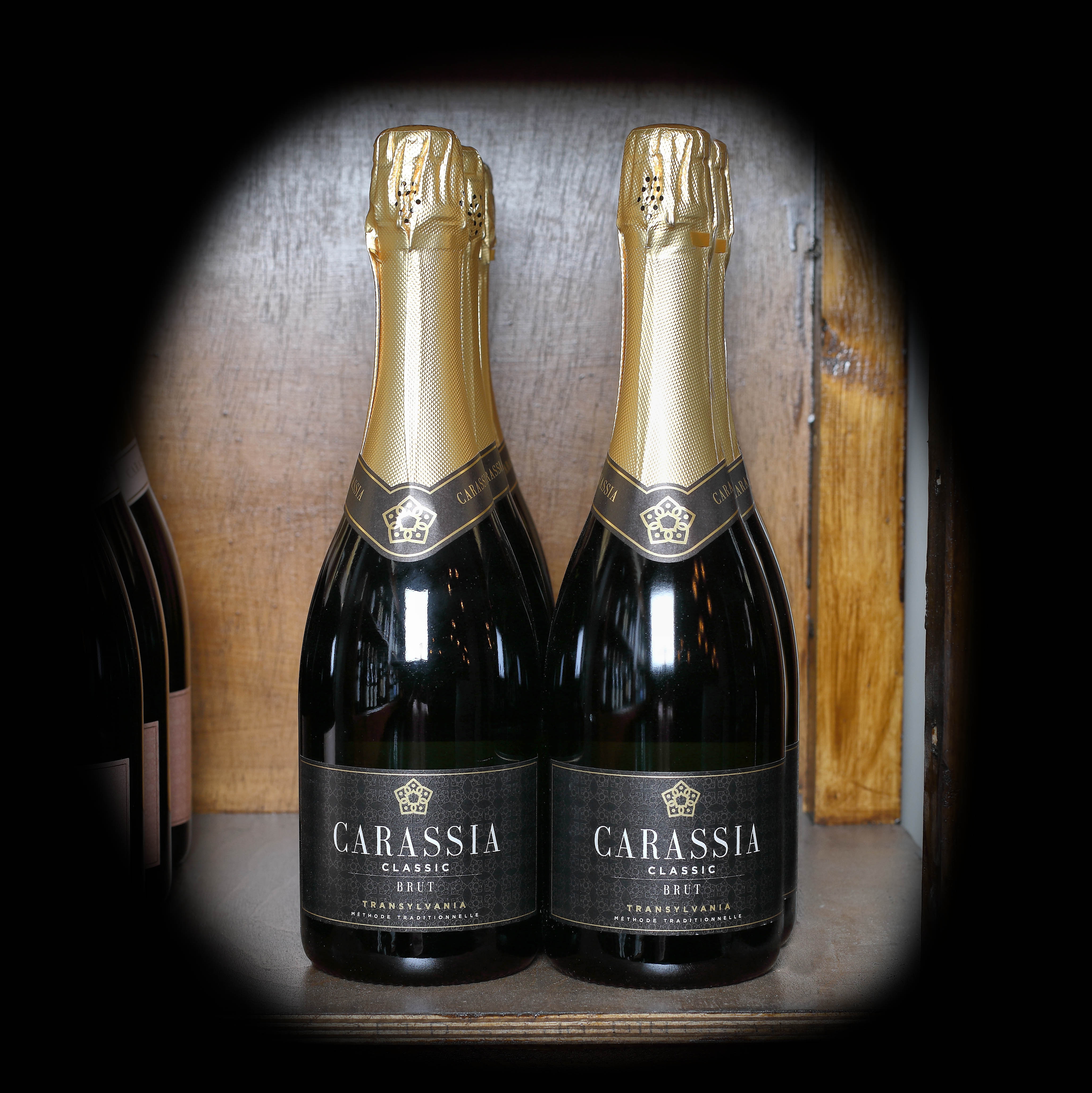 Lot format din 2 vinuri spumante albe Carastelec, metodă tradițională, Carassia Clasic din Chardonnay și Pinot Noir, an de recoltă 2017, 6st x 0,75l