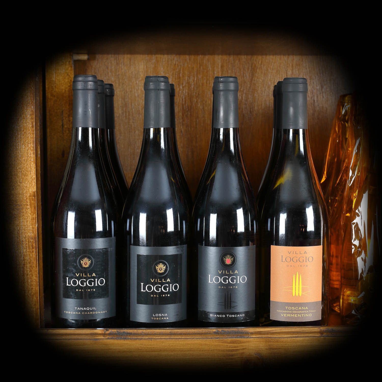 Lot format din diverse vinuri semnate Villa Loggio, Toscana, 2015, 12st x 0,75l