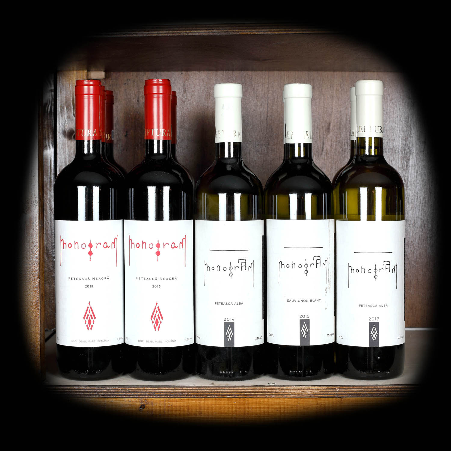 Lot de vinuri albe și roșii, gama Monogram, Crama Davino, Dealu Mare, 2014 - 2017, 11st x 0,75l 