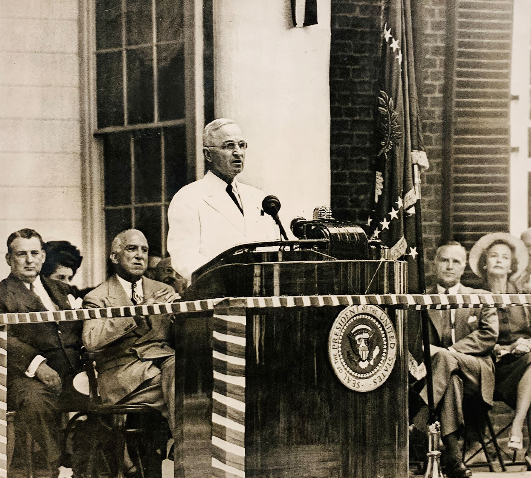 Fotografie înfățișându-l pe Harry S. Truman ținând un discurs de ziua Independenței, la domeniul Monticello (casa celui de-al treilea președinte american Thomas Jefferson, unul dintre semnatarii Declarației de Independență), statul Virginia, Statele Unite ale Americii, 4 iulie 1947