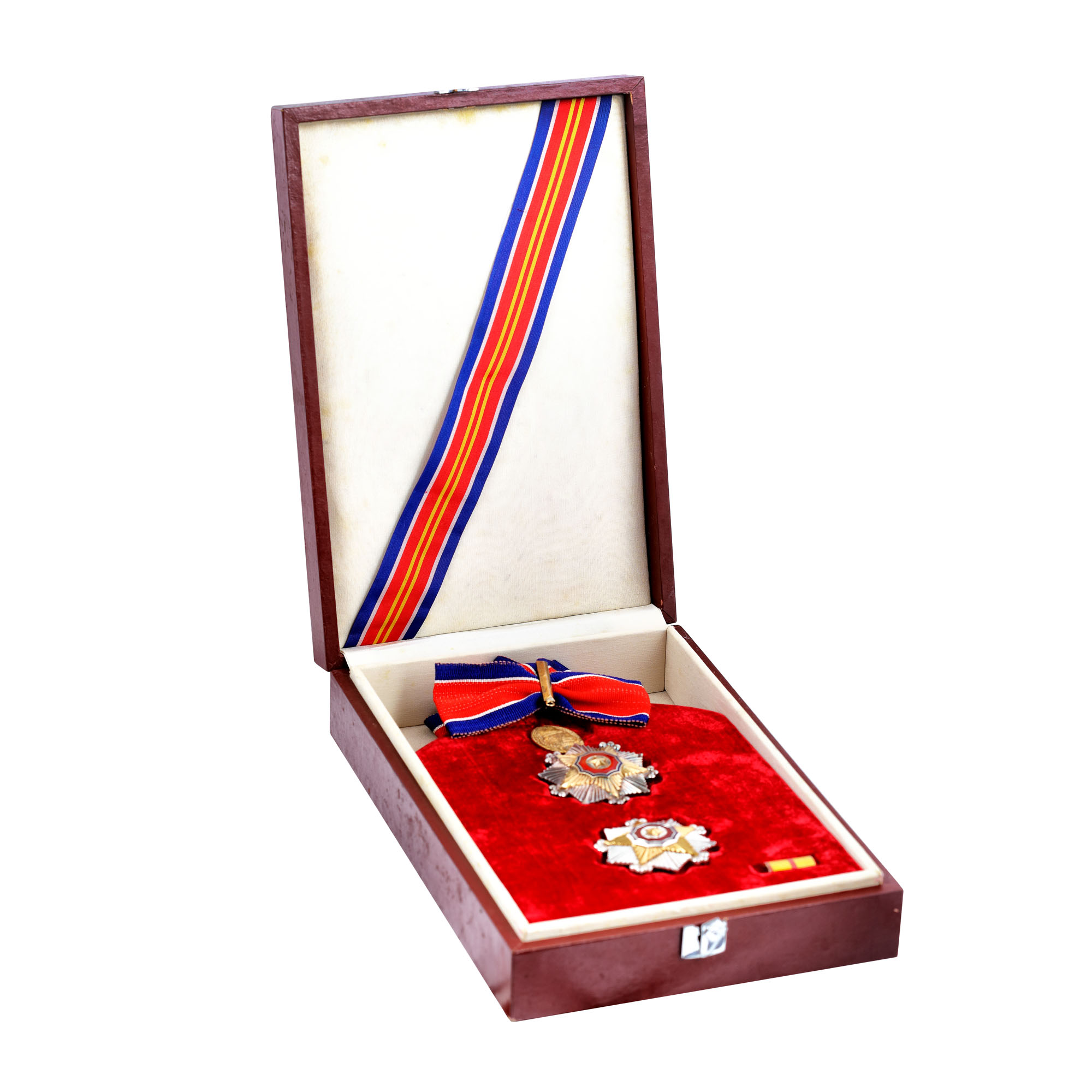 Ordinul ”Steagul Republicii”, Coreea de Nord, clasa a II-a, din argint aurit și emailat, oferit diplomatului George Macovescu de către Kim Ir-sen (Kim Il-sung), în cutia originală