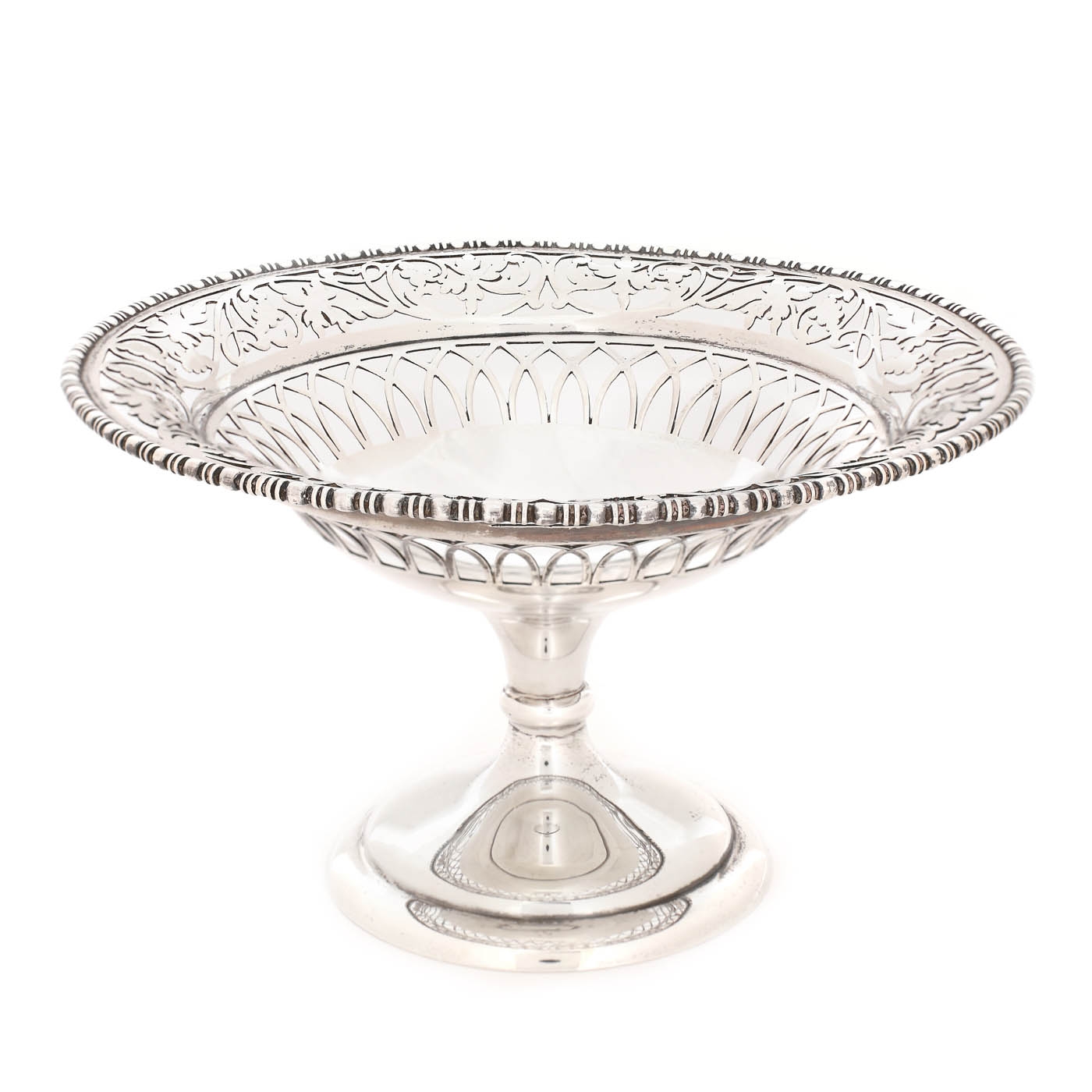 Tazza din argint Martin Hall & Co, cu decor vegetal traforat, 1913