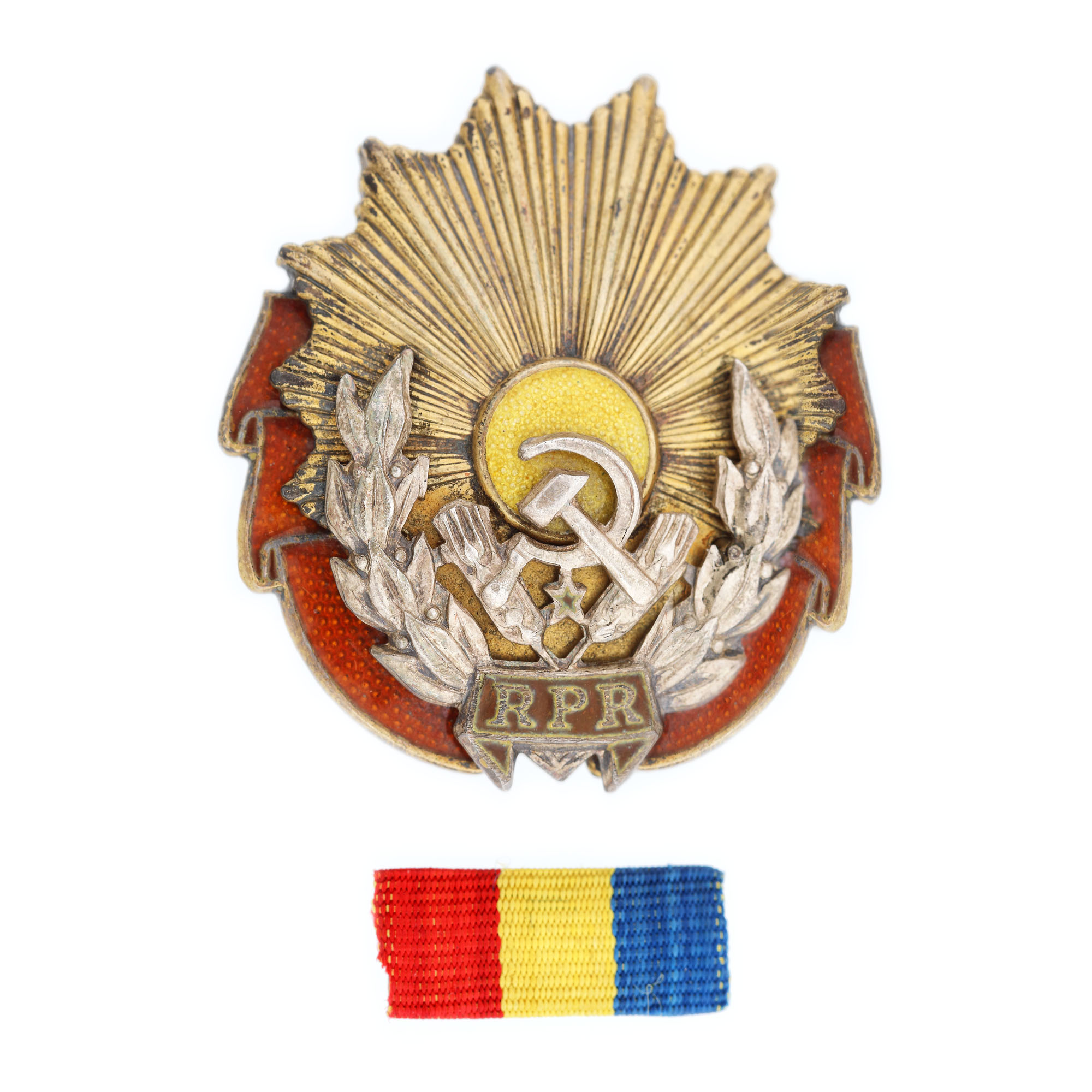 Decorație "Ordinul Muncii", clasa I, versiunea RPR, din argint emailat, a aparținut fostului ministru de externe George Macovescu, însoțit de brevet