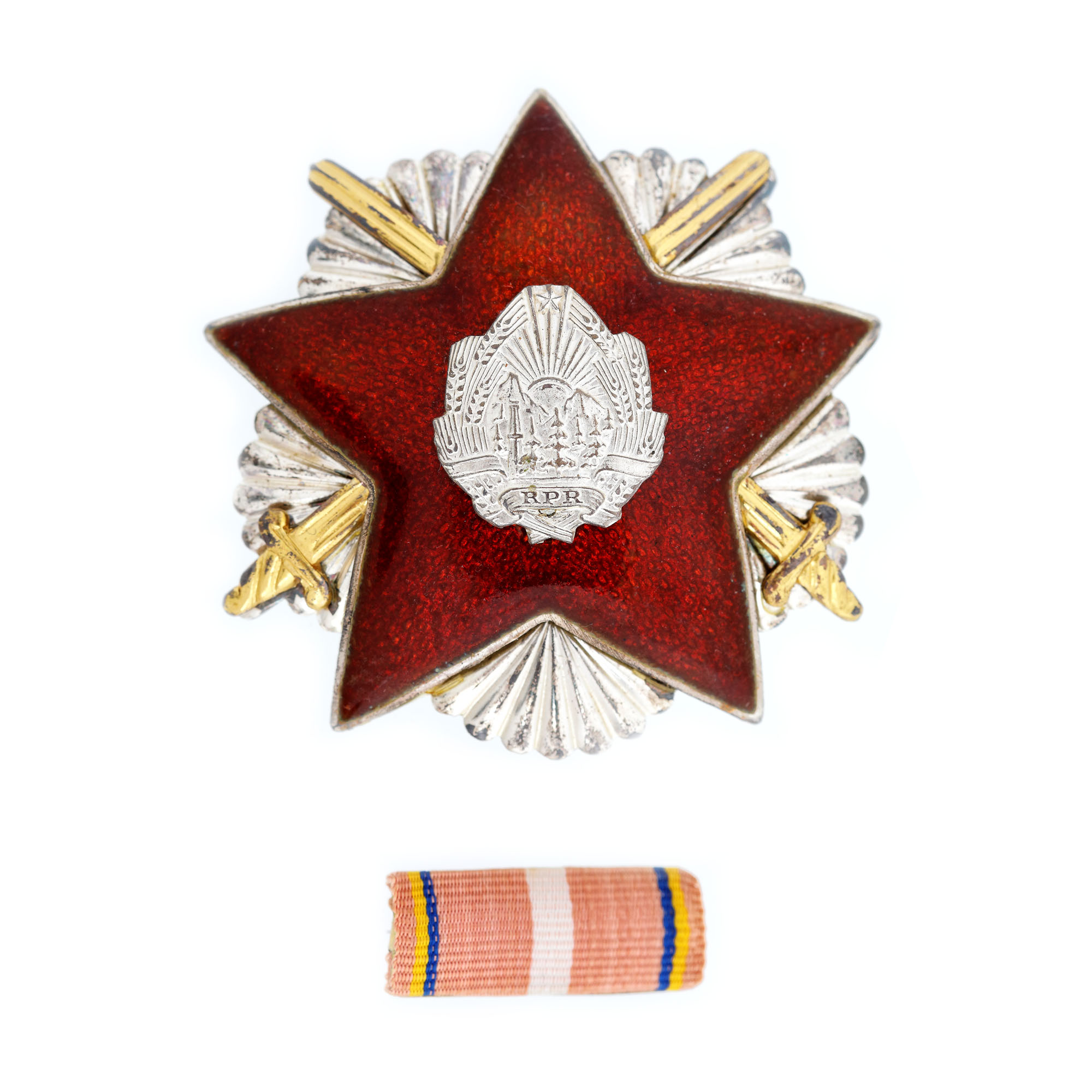 Ordinul ”Apărarea patriei”, clasa a II-a, din argint emailat, în cutia originală, a aparținut fostului ministru de externe George Macovescu, însoțit de brevet