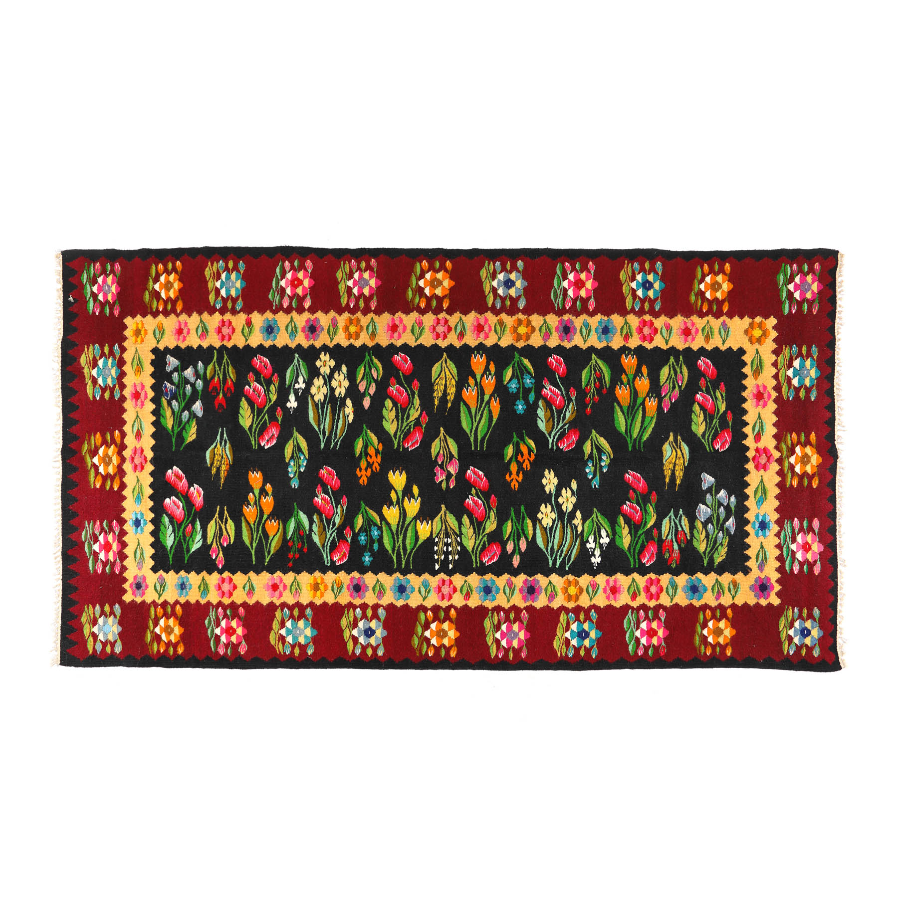 Covor oltenesc din lână, decorat cu motive floral-vegetale, specifice alesăturilor oltenești, lucrat în atelierele mănăstirii Tismana,  mijlocul sec. XX