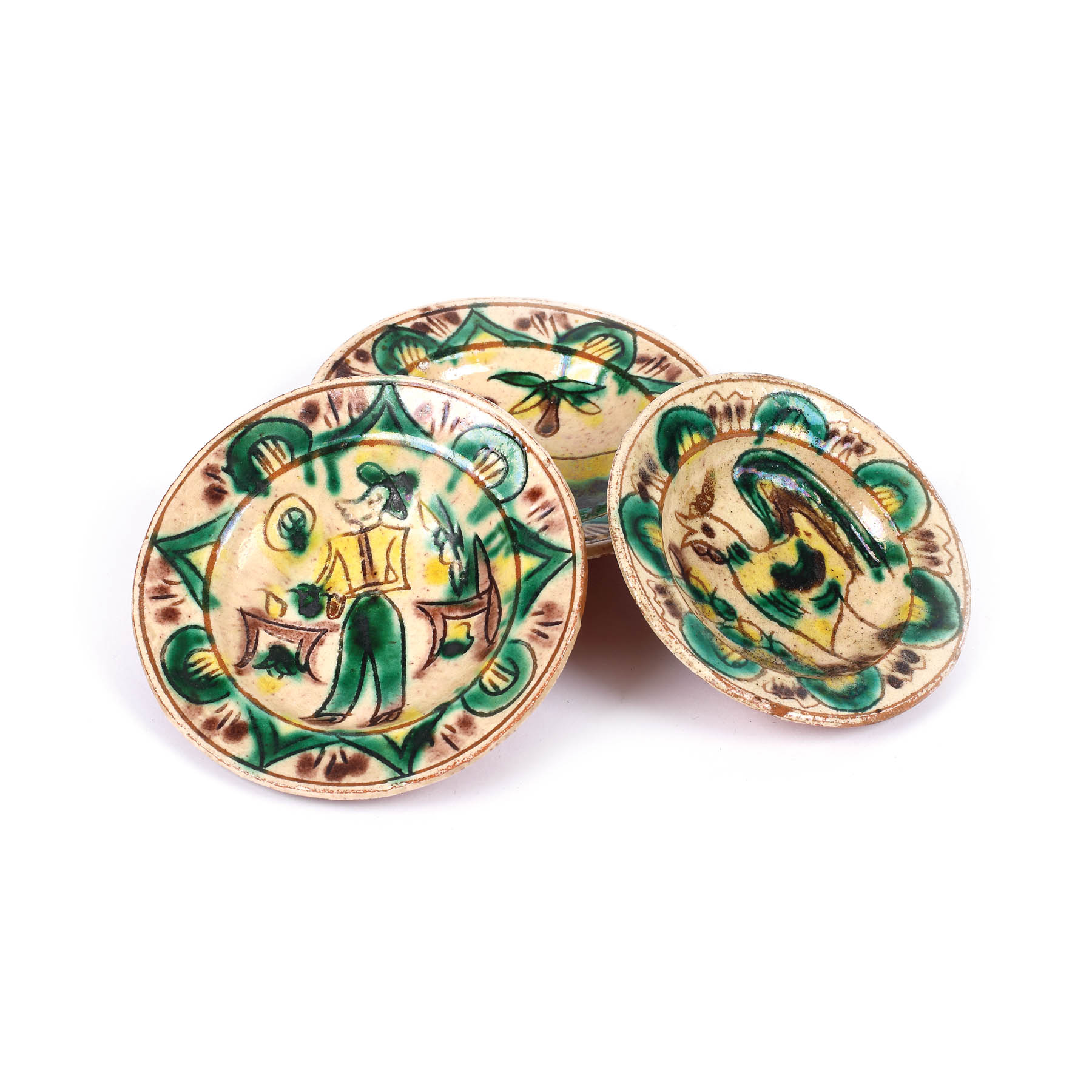 Lot format din trei platouri miniaturale din ceramică tip Kuty, decorate cu cocoș, taur și cu un țăran, semnate Constantin Colibaba, prima jumătate a sec. XX