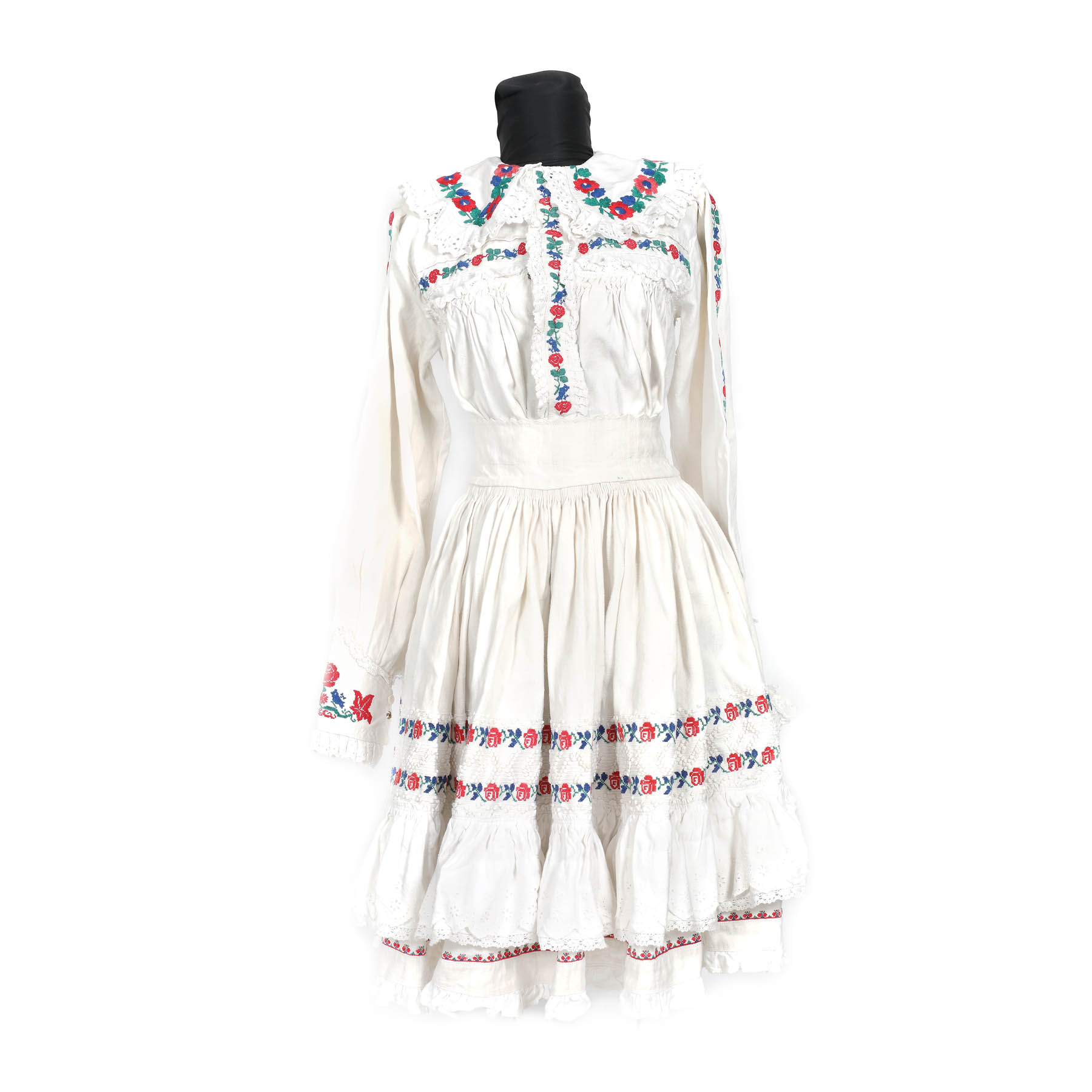 Costum popular din două piese - ie și poale, reprezentativ pentru zona Codru, prima jumătate a sec. XX