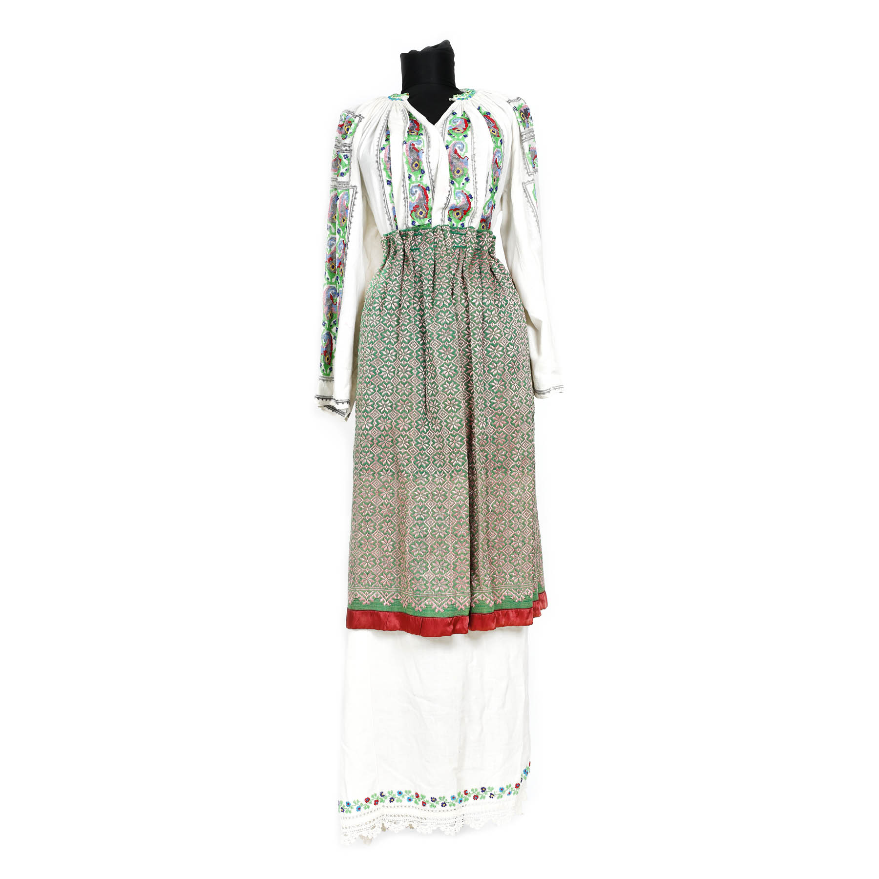 Costum popular din două piese - cămașă și fotă, reprezentativ pentru zona Argeș, mijlocul sec. XX