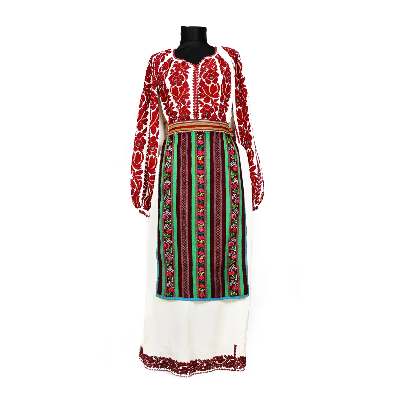 Costum popular din trei piese - cămașă, catrințe și brâu, reprezentativ pentru zona Argeș, mijlocul sec. XX