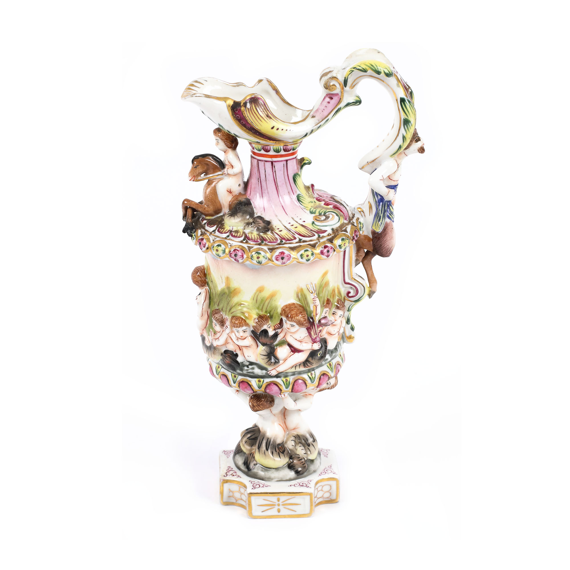 Vas din porțelan Capodimonte, bogat decorat cu putti, personaje mitologice marine și elemente vegetale stilizate, pictat manual, sfârșitul sec. XIX