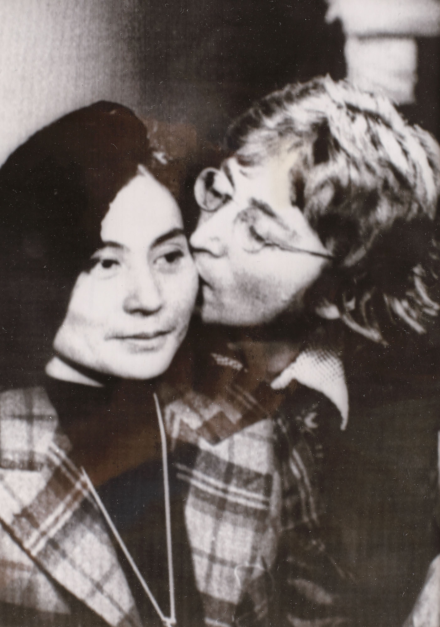 Fotografie de presă reprezentându-i pe John Lennon și pe Yoko Ono într-un moment intim, cca. 1970