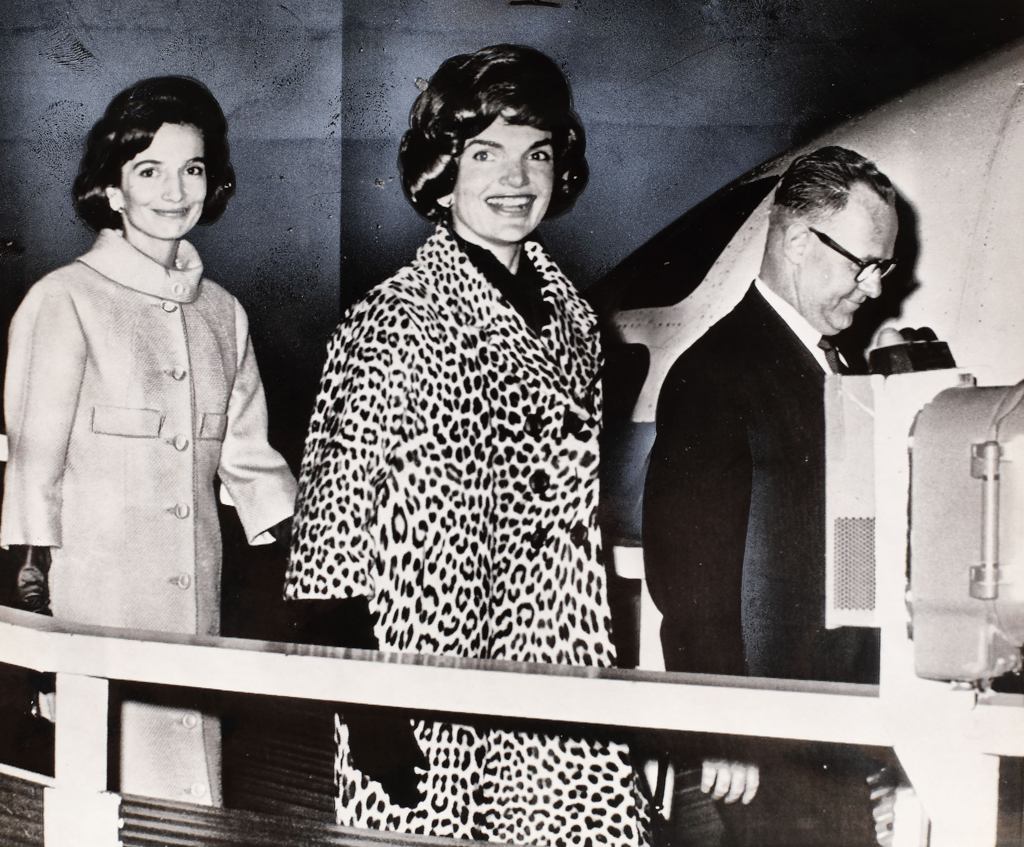 Fotografie de presă reprezentând-o pe Jackie Kennedy alături de sora sa, îmbarcându-se într-o aeronovă cu direcția Roma, New York, S.U.A, martie 1962