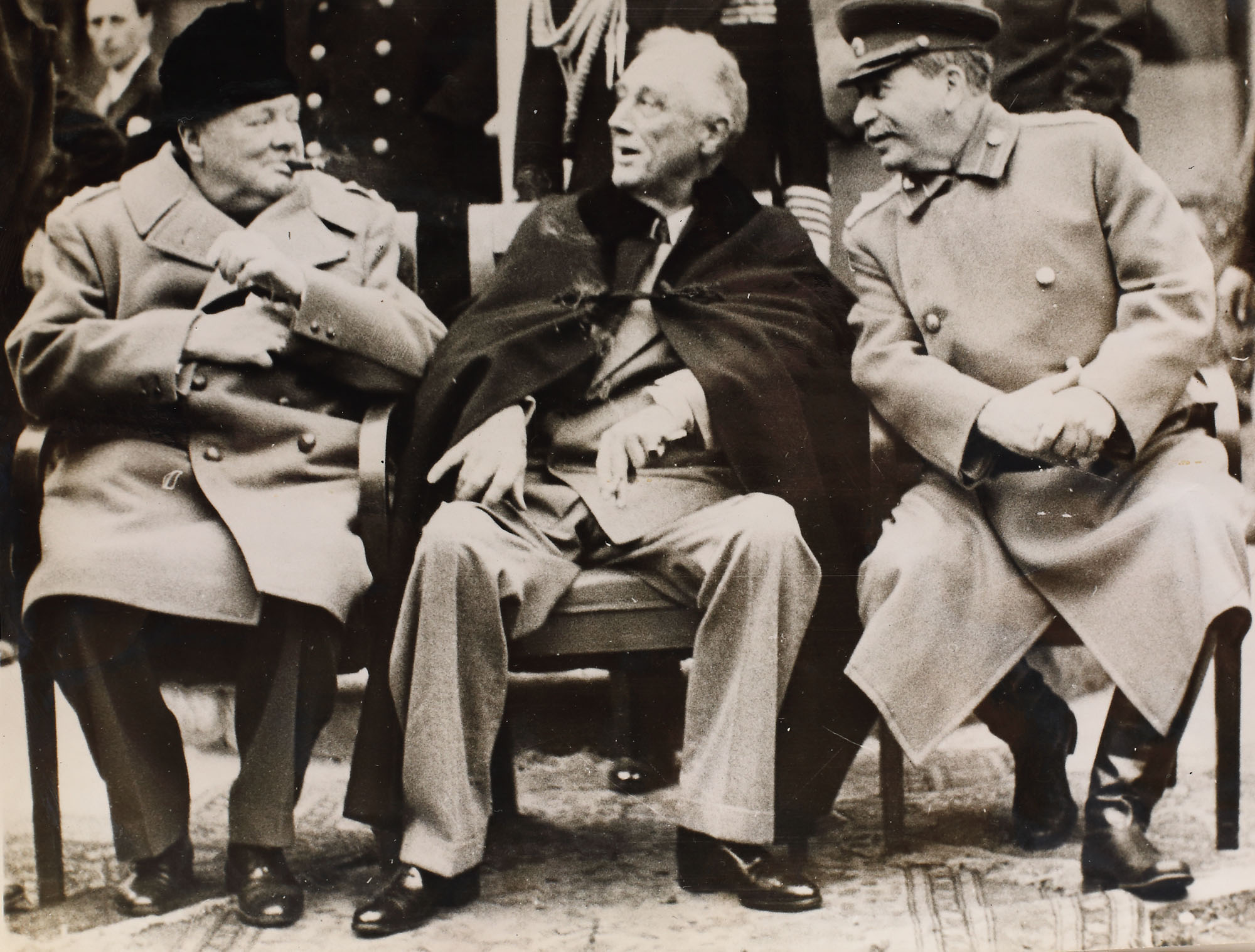 Fotografie de presă reprezentându-i pe Winston Churchill, Josef Stalin și Franklin D. Roosevelt la conferința istorică de la Ialta, în cadrul căreia s-a decis reîmpărțirea sferelor de influență, Crimeea, februarie 1945