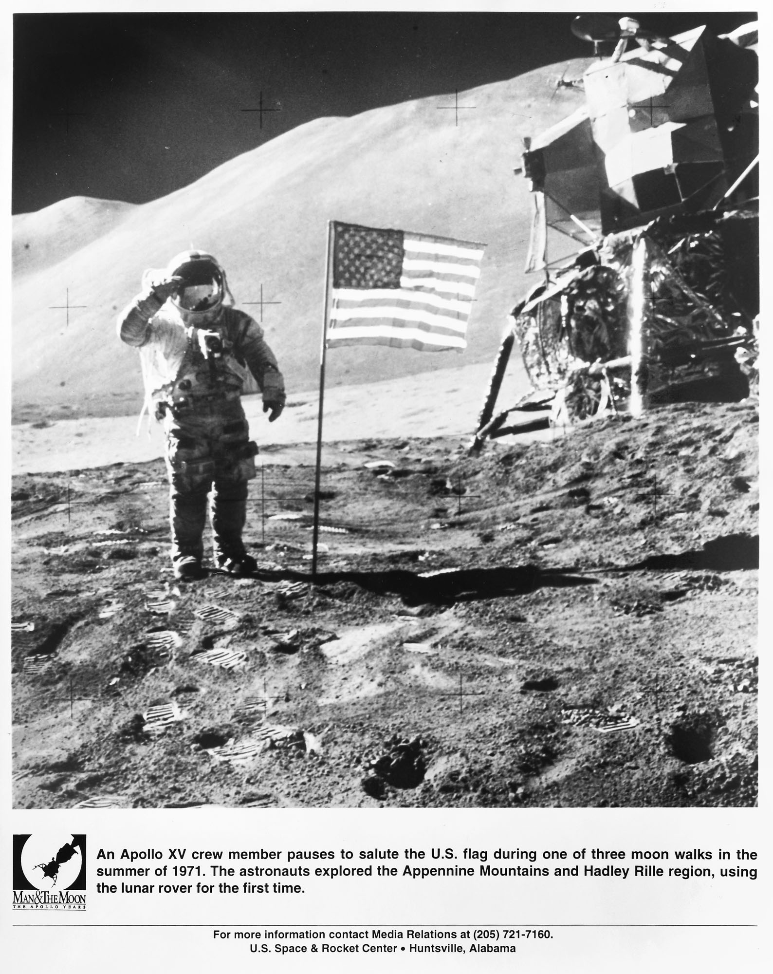 Reproducere fotografică reprezentând un membru al echipajului Apollo XV prezentând onorul steagului american, 1971