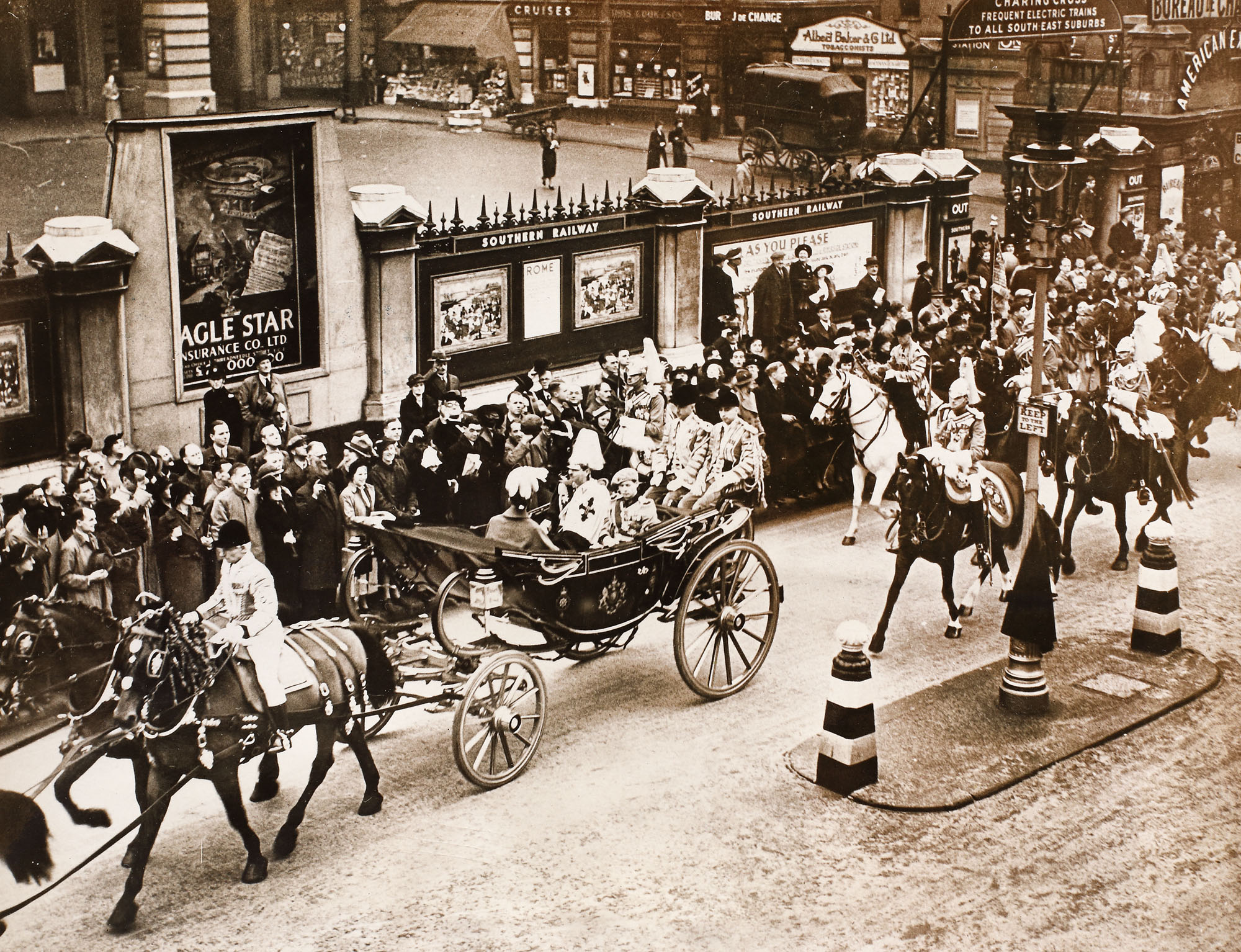 Fotografie de presă reprezentându-i pe Regele Carol al II-lea alături de fiul său, Principele Mihai, Londra, noiembrie 1938
