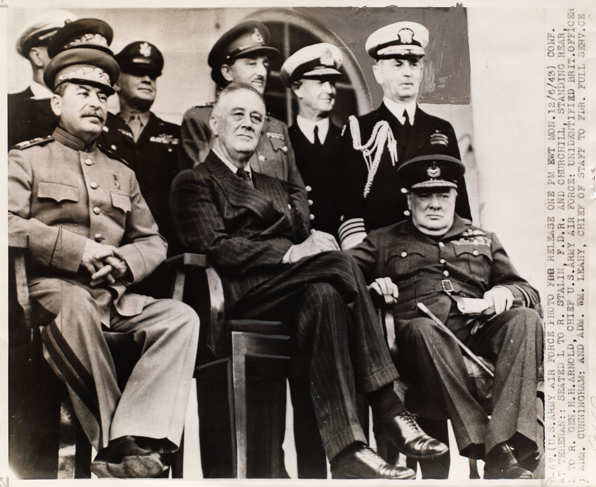 Fotografie de presă reprezentându-i pe Winston Churchill, Josef Stalin și Franklin D. Roosevelt la conferința de la Teheran,  în cadrul căreia s-a decis deschiderea celui de-al doilea front de luptă împotriva Germaniei naziste, noiembrie-decembrie 1943
