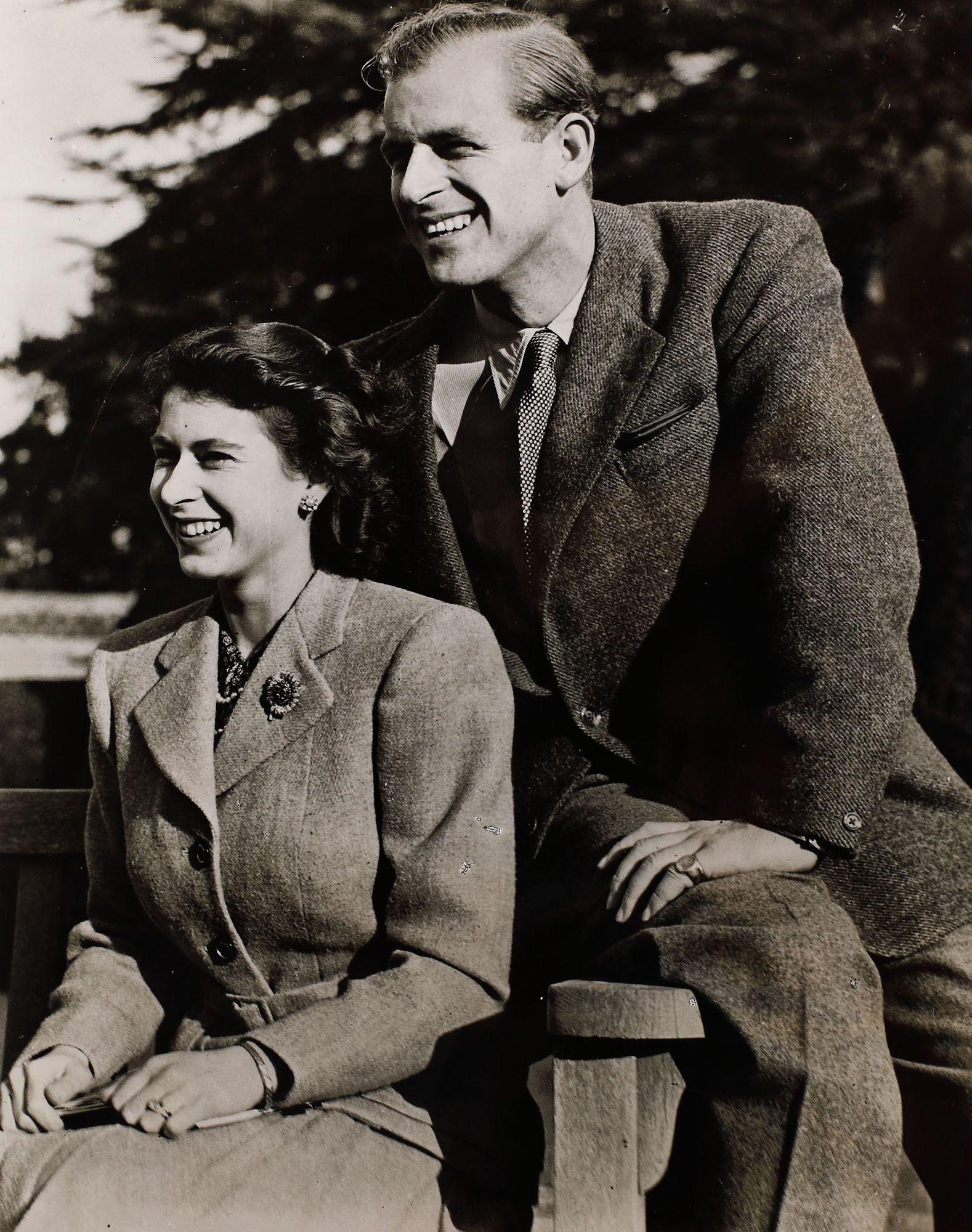 Fotografie de presă reprezentându-i pe Regina Elisabeta a II-a alături de soțul său, Ducele de Edinburgh, la domeniul Broadlands din Romsey, în timpul lunii lor de miere, Marea Britanie, cca. 1947