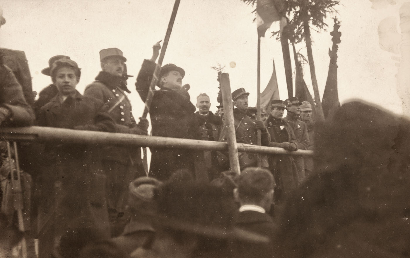 Fotografie istorică, de colecţie, reprezentându-l pe ministrul Aurel Vlad adresându-se mulțimii, Alba Iulia, 1 Decembrie 1918, realizată de Samoilă Mârza