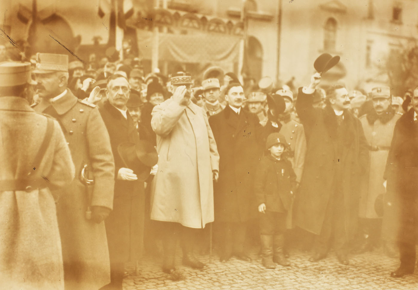 Fotografie de colecţie, reprezentându-l pe Iuliu Maniu alături de Alexandru Vaida-Voevod și generalul Henri Mathias Berthelot, Sibiu, 1919