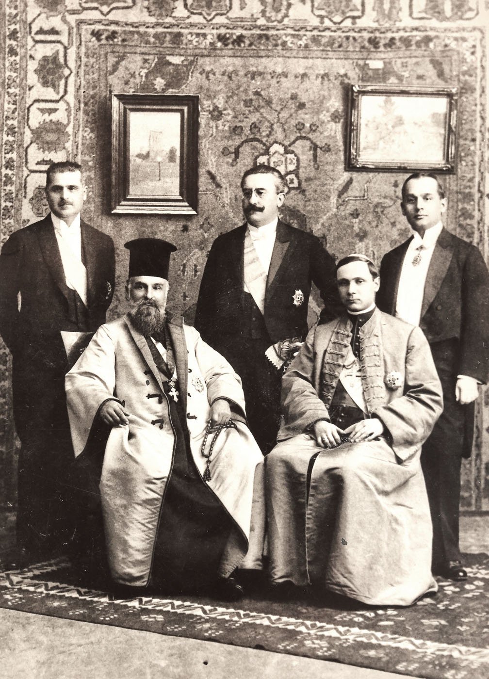 Fotografie ilustrând delegația transilvăneană care, în decembrie 1918 a adus actul Unirii la București: Vasile Goldiș, Miron Cristea, Alexandru Vaida Voevod, Iuliu Hossu și Caius Brediceanu