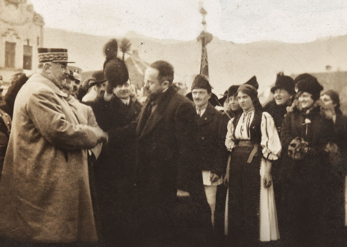 Fotografie de colecţie, reprezentându-l pe generalul Henri Mathias Berthelot alături de protopopul dr. Ioan Lupaș rostind discursul în latină, Săliște, 1919