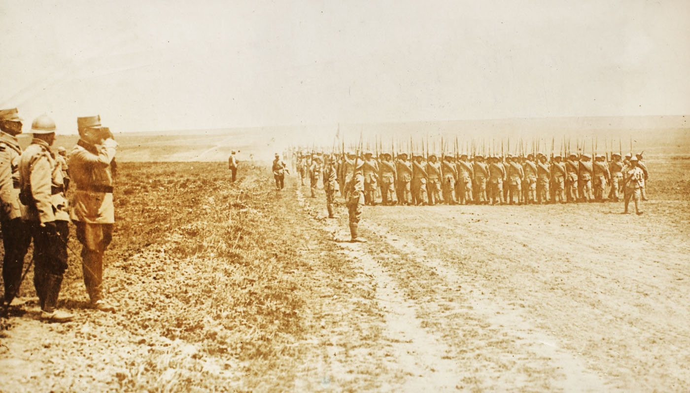 Fotografie de presă ilustrându-l pe Regele Ferdinand I salutând trupele pe front, 1917