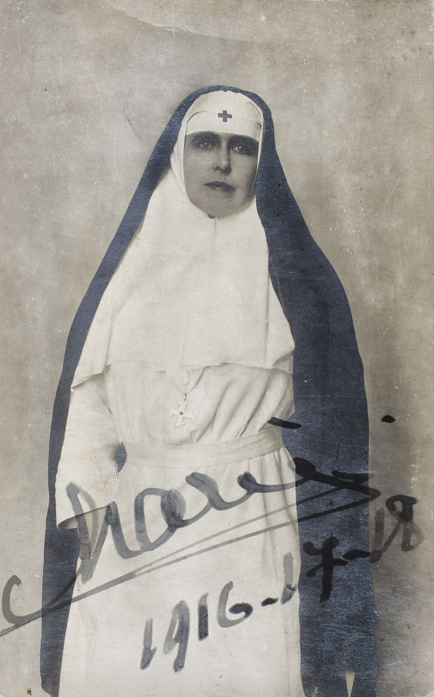 Postcard illustrating Queen Marie in her nurse costume, with a handwritten note of hers, during the War of the reunification of the people, 1918