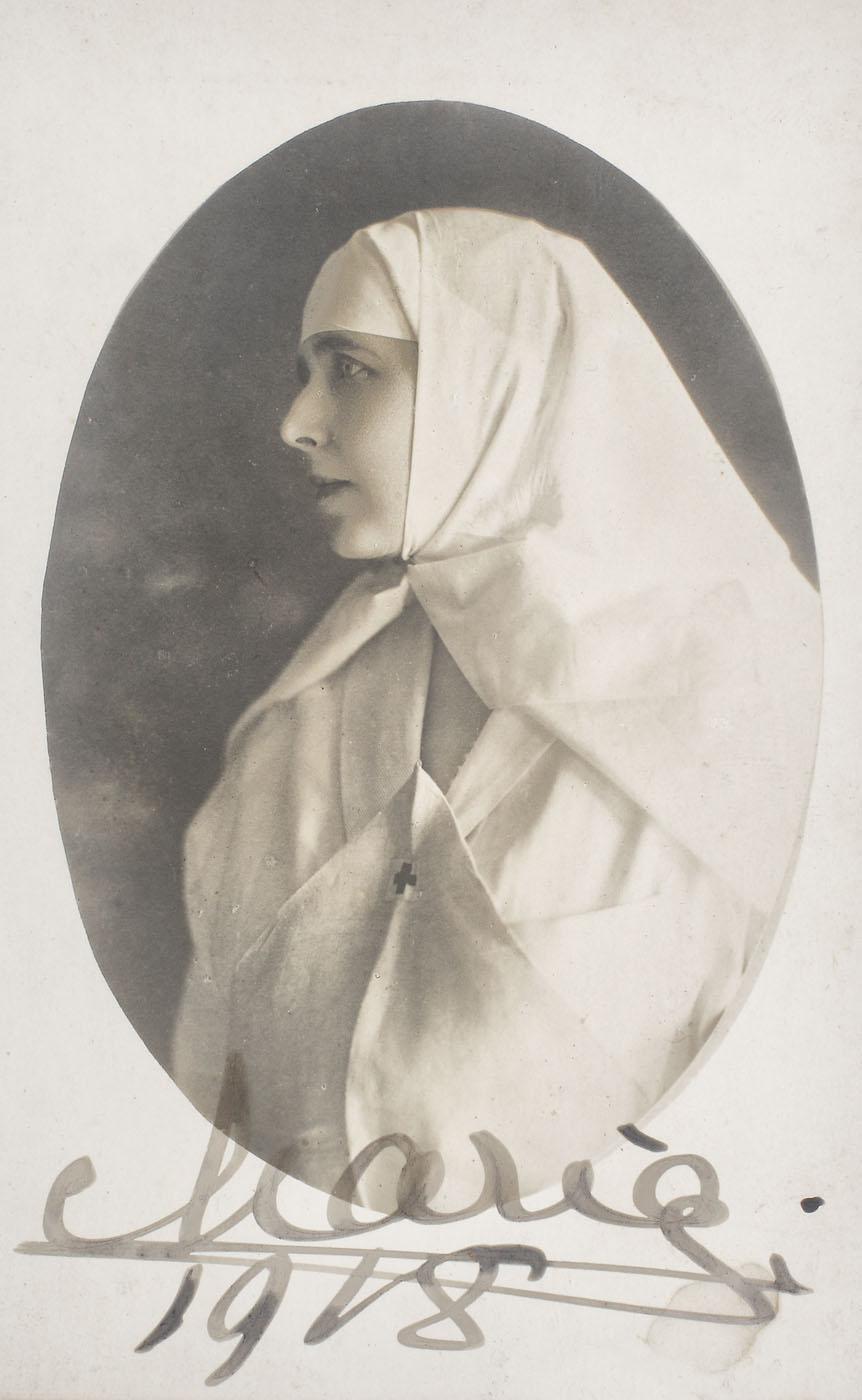 Postcard illustrating Queen Marie in her nurse costume, with handwritten signature, 1918