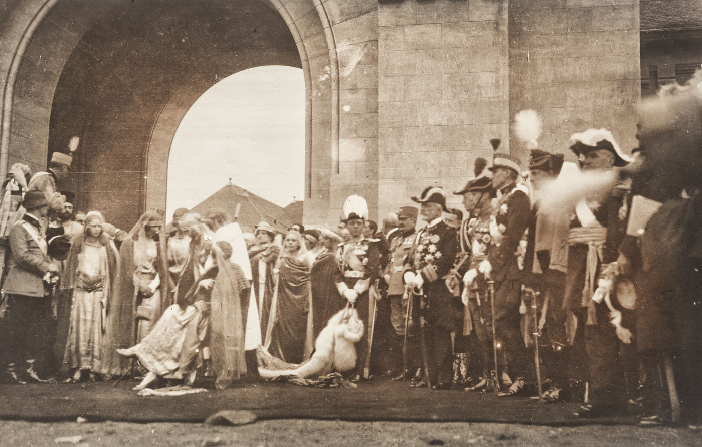 Fotografie cu familia regală înconjurată de oficiali români şi străini, în aşteptarea ceremoniei de încoronare de la Alba Iulia, 15 octombrie 1922