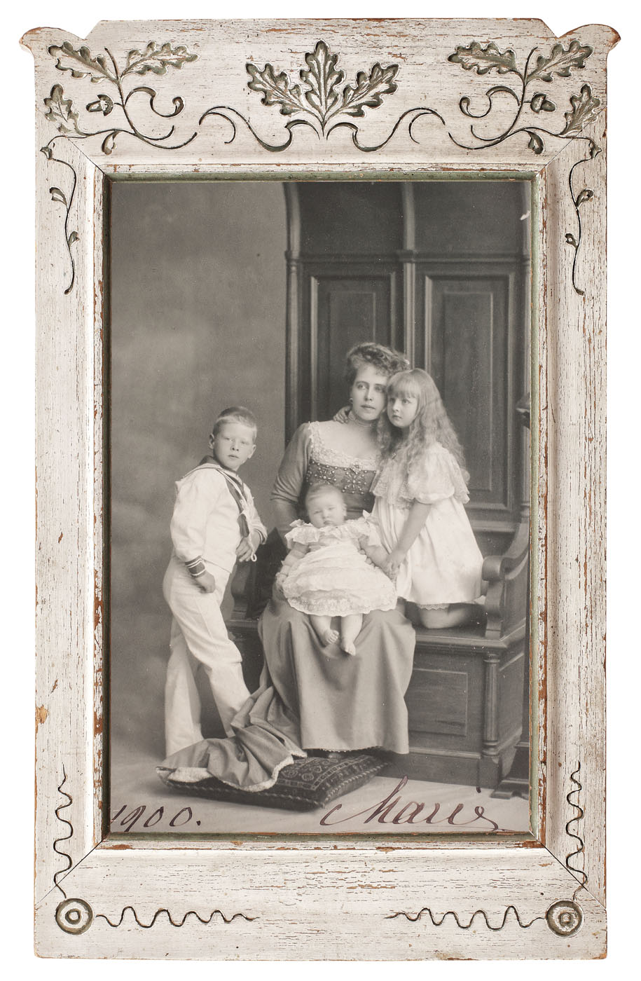 Fotografie reprezentând-o pe Principesa Maria alături copiii săi, Carol, Elisabeta și Maria, cu semnătura olografă a prințesei, 1900